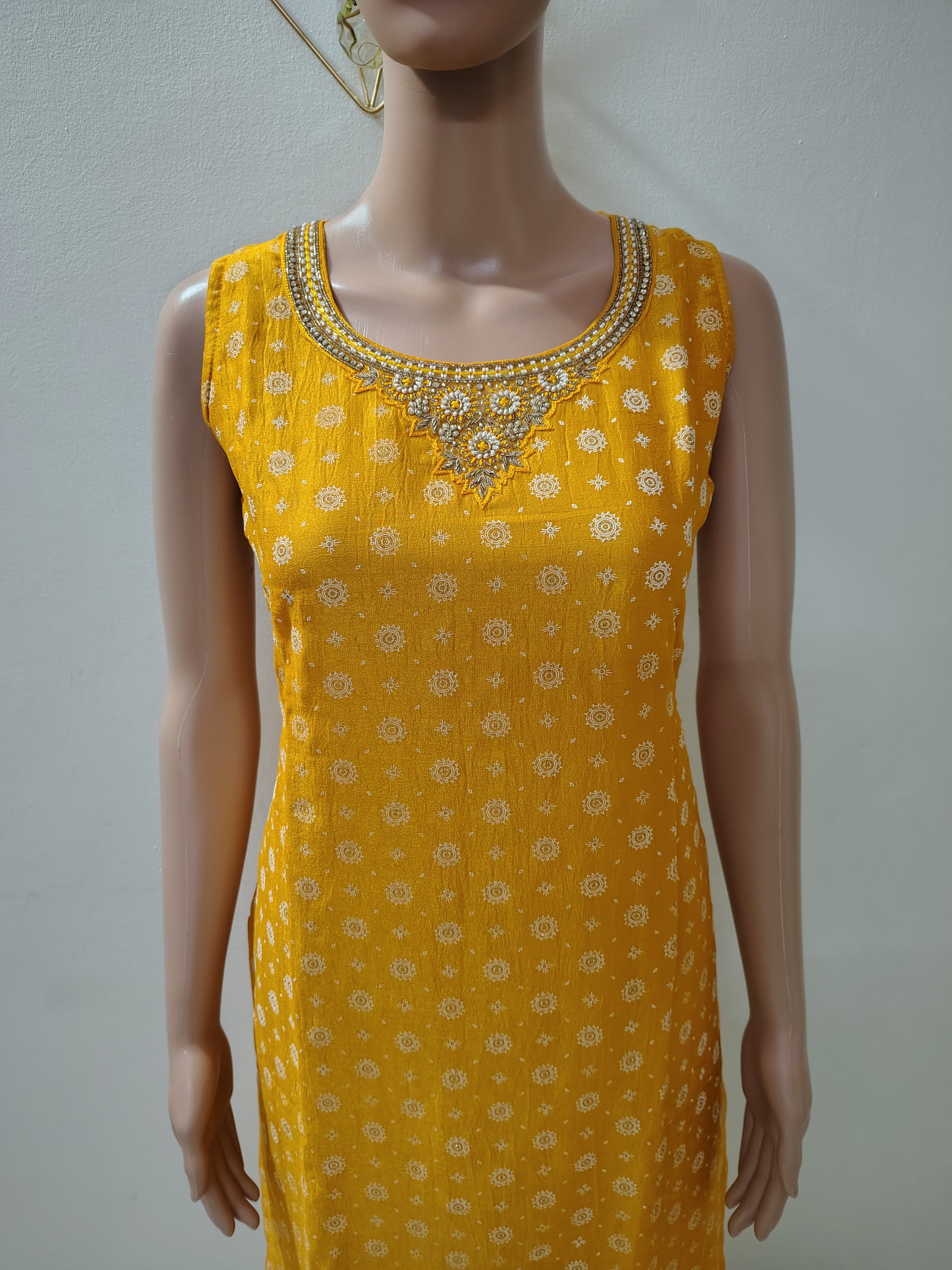 Edition - Vestito lungo in raso ricamato giallo a ghirigori con Edition - Vestito lungo in raso ricamato giallo a ghirigori con